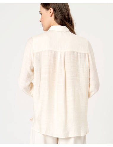 Camisa  estructura con bajo redondeado lisa.Crudo.