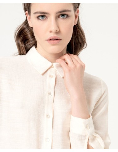 Camisa  estructura con bajo redondeado lisa.Crudo.