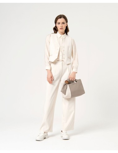 Camisa  estructura con bajo redondeado lisa.Crudo.