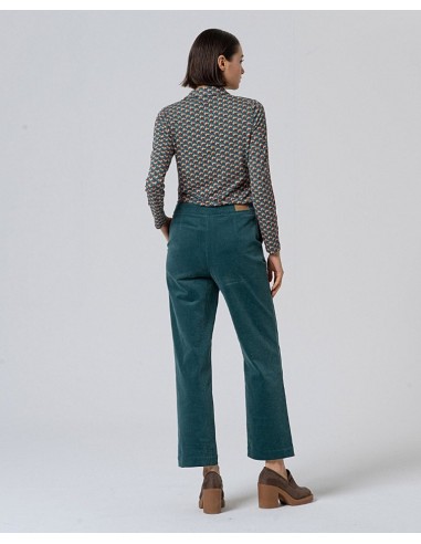 PANTALÓN RECTO DE PANA DE TIRO MEDIO.