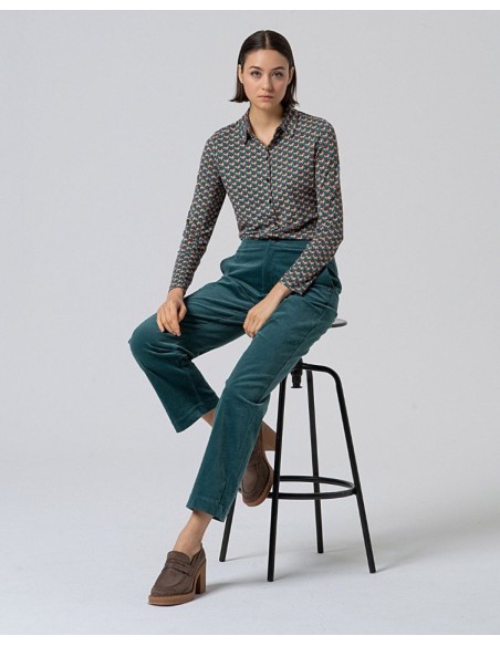 PANTALÓN RECTO DE PANA DE TIRO MEDIO.