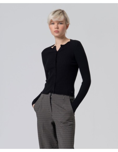 CHAQUETA ENTALLADA DE CANALÉ FINO.