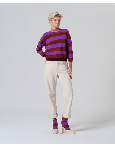 JERSEY DE PUNTO DE RAYAS MORADO DE CUELLO ALTO.