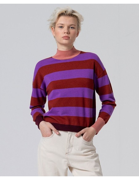 JERSEY DE PUNTO DE RAYAS MORADO DE CUELLO ALTO.
