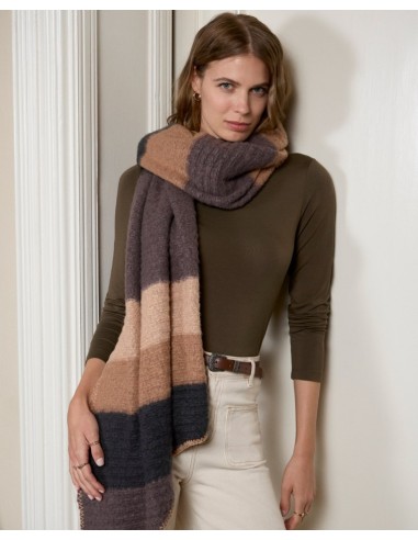 CAMISETA AJUSTADA DE CUELLO ALTO DE VISCOSA Y BAMBÚ.