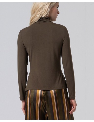 CAMISETA AJUSTADA DE CUELLO ALTO DE VISCOSA Y BAMBÚ.