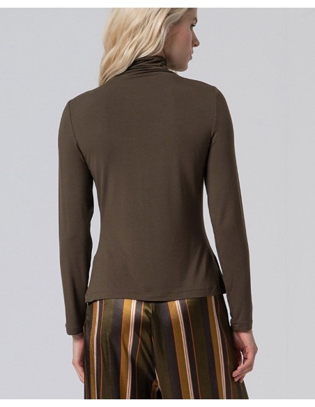 CAMISETA AJUSTADA DE CUELLO ALTO DE VISCOSA Y BAMBÚ.