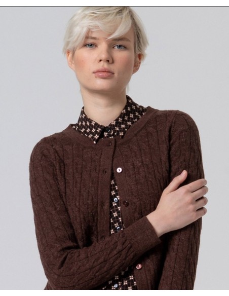 CHAQUETA  ARANES CORTA Y ENTALLADA DE PUNTO TRENZADO.