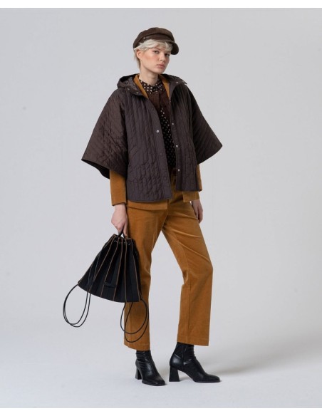 CHAQUETA  ARANES CORTA Y ENTALLADA DE PUNTO TRENZADO.