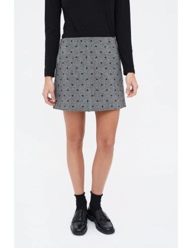 FALDA TWEED CON ESTAMPADO DE CORAZONES NEGRO.