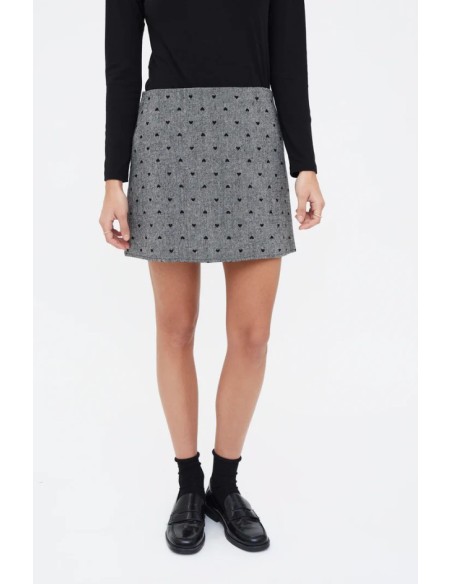 FALDA TWEED CON ESTAMPADO DE CORAZONES NEGRO.