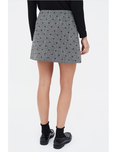 FALDA TWEED CON ESTAMPADO DE CORAZONES NEGRO.