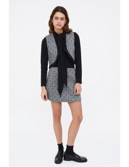 FALDA TWEED CON ESTAMPADO DE CORAZONES NEGRO.