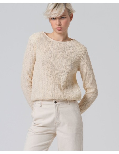 CAMISETA ESCOTE BARCO CON TEXTURA.