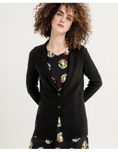 CHAQUETA AMERICANA PUNTO CON ABERTURAS LATERALES.