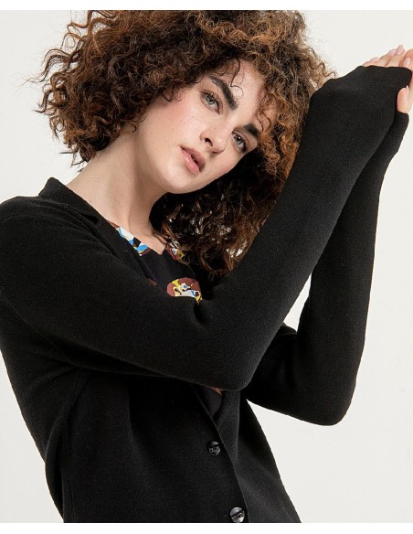 CHAQUETA AMERICANA PUNTO CON ABERTURAS LATERALES.