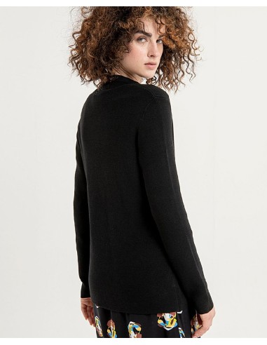 CHAQUETA AMERICANA PUNTO CON ABERTURAS LATERALES.