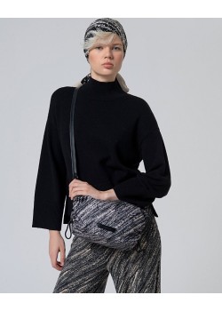 BOLSO BANDOLERA DE NYLON FRUCIDO CON CREMALLERA.