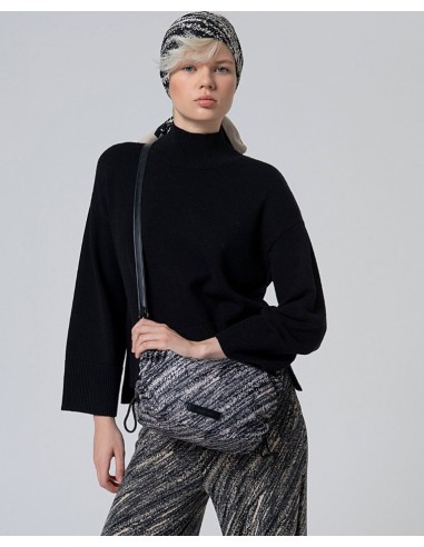 BOLSO BANDOLERA DE NYLON FRUCIDO CON CREMALLERA.