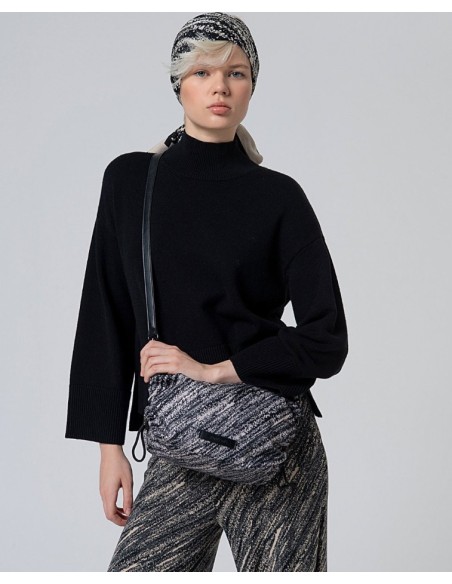 BOLSO BANDOLERA DE NYLON FRUCIDO CON CREMALLERA.