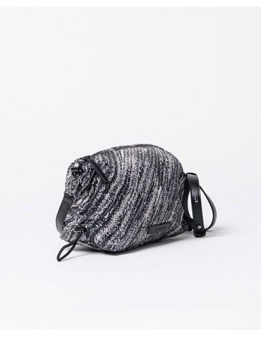 BOLSO BANDOLERA DE NYLON FRUCIDO CON CREMALLERA.