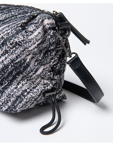 BOLSO BANDOLERA DE NYLON FRUCIDO CON CREMALLERA.