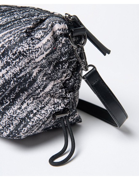 BOLSO BANDOLERA DE NYLON FRUCIDO CON CREMALLERA.