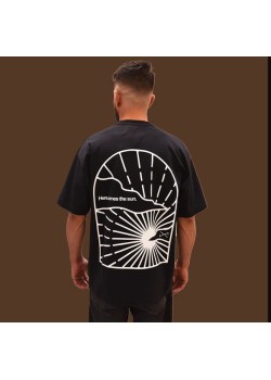 CAMISETA NEGRA,HERE COMES THE SUN,OVERSIZE.