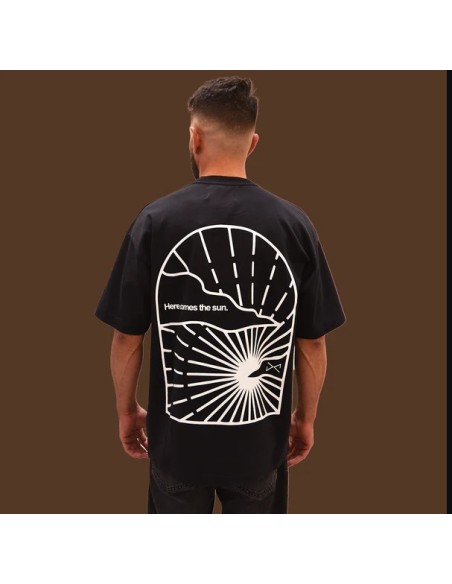 CAMISETA NEGRA,HERE COMES THE SUN,OVERSIZE.
