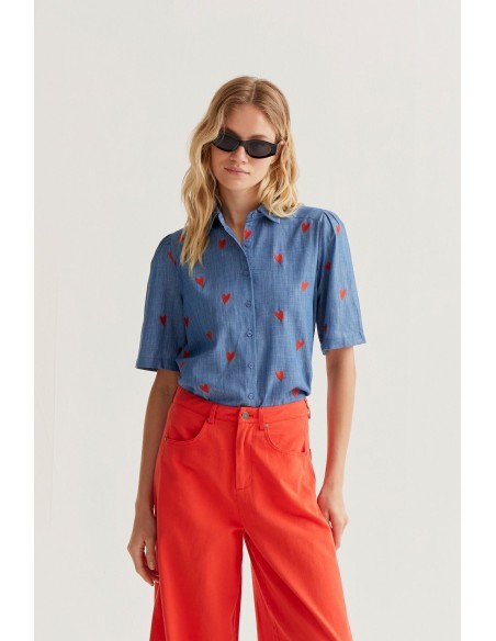 CAMISA 100% ALGODÓN CHAMBRAY CON BORDADO DE CORAZONES