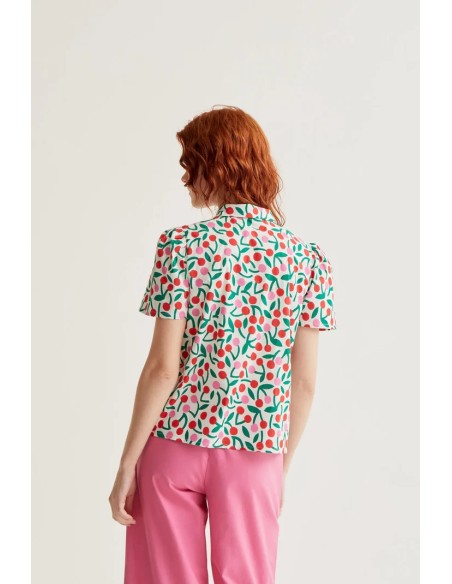 CAMISA CON ESTAMPADO GUINDA