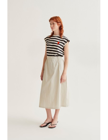 CAMISETA CON ESTAMPADO DE RAYAS NEGRAS CON BORDADO DE TULIPÁN