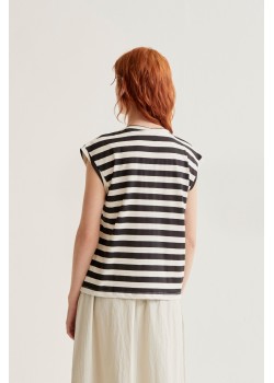 CAMISETA CON ESTAMPADO DE RAYAS NEGRAS CON BORDADO DE TULIPÁN 2