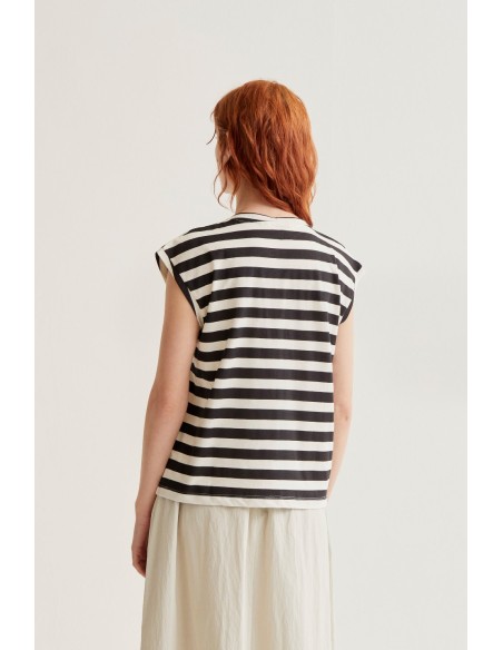 CAMISETA CON ESTAMPADO DE RAYAS NEGRAS CON BORDADO DE TULIPÁN