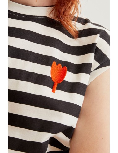 CAMISETA CON ESTAMPADO DE RAYAS NEGRAS CON BORDADO DE TULIPÁN