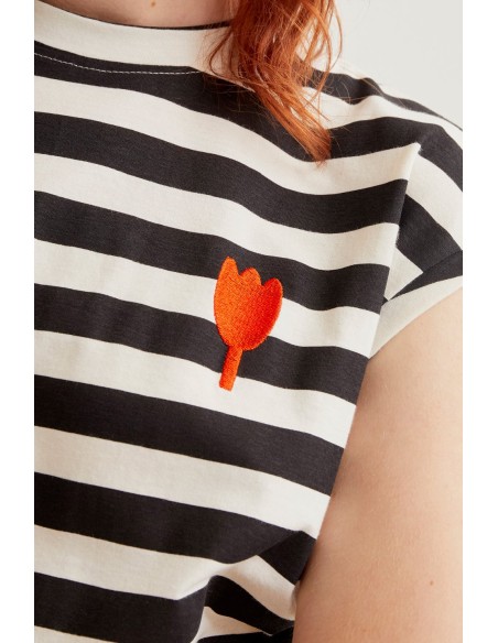 CAMISETA CON ESTAMPADO DE RAYAS NEGRAS CON BORDADO DE TULIPÁN