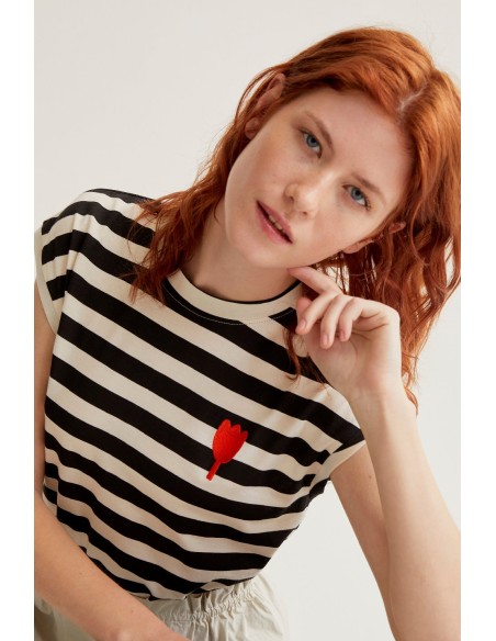 CAMISETA CON ESTAMPADO DE RAYAS NEGRAS CON BORDADO DE TULIPÁN
