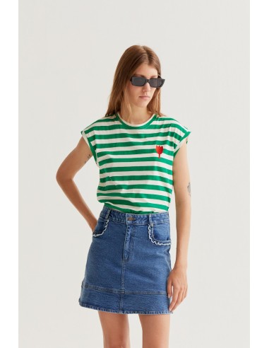 CAMISETA CON ESTAMADO DE RAYAS VERDES CON BORDADO DE TULIPÁN