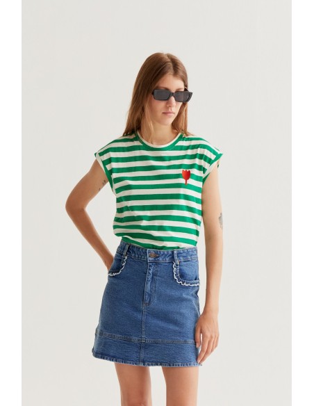 CAMISETA CON ESTAMADO DE RAYAS VERDES CON BORDADO DE TULIPÁN