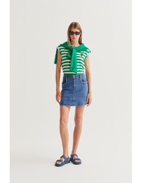 CAMISETA CON ESTAMADO DE RAYAS VERDES CON BORDADO DE TULIPÁN