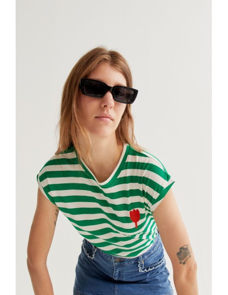 CAMISETA CON ESTAMADO DE RAYAS VERDES CON BORDADO DE TULIPÁN