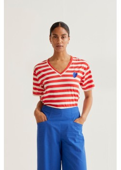 CAMISETA CON ESTAMPADO DE RAYAS ROJAS CON BORDADO DE CORAZÓN