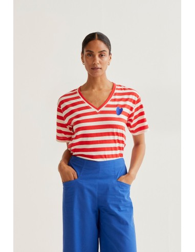 CAMISETA CON ESTAMPADO DE RAYAS ROJAS CON BORDADO DE CORAZÓN