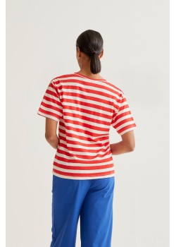 CAMISETA CON ESTAMPADO DE RAYAS ROJAS CON BORDADO DE CORAZÓN 2