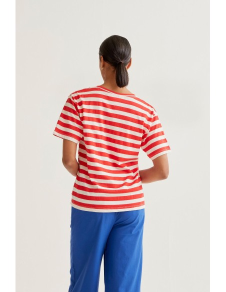 CAMISETA CON ESTAMPADO DE RAYAS ROJAS CON BORDADO DE CORAZÓN