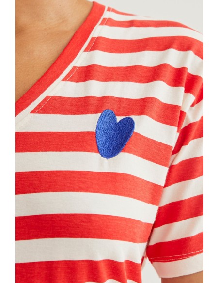 CAMISETA CON ESTAMPADO DE RAYAS ROJAS CON BORDADO DE CORAZÓN