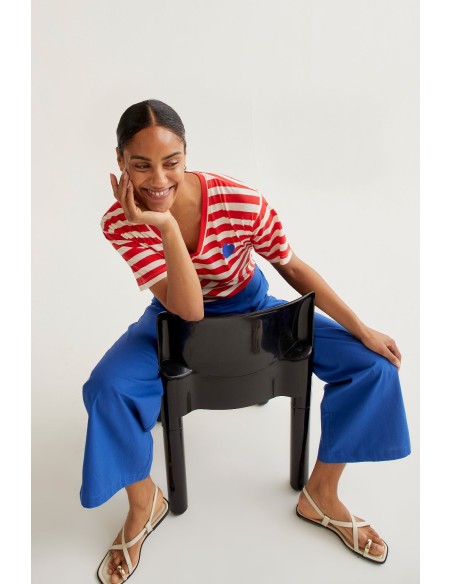 CAMISETA CON ESTAMPADO DE RAYAS ROJAS CON BORDADO DE CORAZÓN