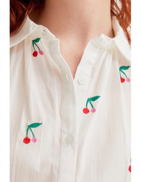 CAMISA CON ESTAMPADO WHITE CHERRIES