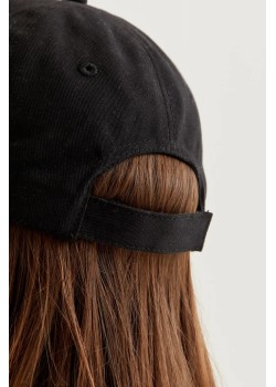 GORRA NEGRA CON BORDADO DE TULIPÁN 2