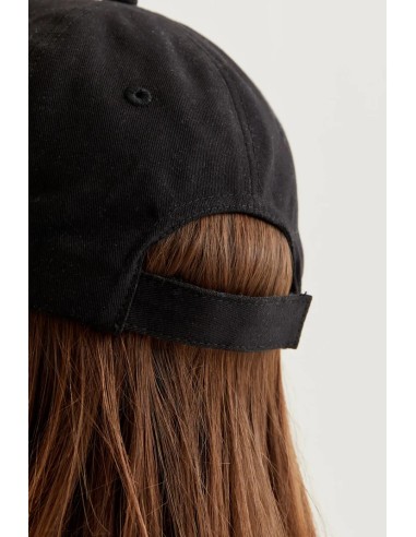 GORRA NEGRA CON BORDADO DE TULIPÁN